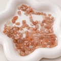 Unregelmäßige 3-8mm orangefarbene Mondstein-Kiesperlen für DIY-Schmuck - Sonnenstein-Optik (5-8mm) / 20er Set