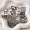 Unregelmäßige graue Labradorit-Chips mit blauem Glanz für DIY-Schmuck und Perlen - Labradorit-Optik (5-8mm) / 20er Set