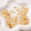 Unregelmäßige gelbe Naturstein-Chips in einer weißen Keramikschale für DIY-Schmuck - Citrin-Optik (5-8mm) / 20er Set