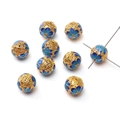 Blaue Cloisonné-Blumenperlen mit Goldfinish für DIY-Schmuckherstellung - Floral Leaf Serie - Lotus-Rundperle mit vier Löchern / 1 Stück (Durchmesser 10mm/Loch 1mm) / Blau