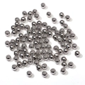 Nahaufnahme von polierten runden silbernen Metallperlen mit Löchern für DIY-Schmuck - Kupferperle Rund Platin-Beschichtet / 100 Stk/Packung (4mm)