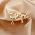 Detalle de pendientes de aro chapados en oro con circonita champán en forma de gota - Colgante Naranja (E1045-Oro Naranja) / Dorado