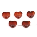 Fünf bernsteinbraune herzförmige Acrylperlen für DIY-Schmuck mit sichtbarer Lochstruktur - Jade Bernstein