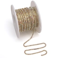 Goldene Strasskette mit schillernden AB-Glaskristallen auf einer weißen Spule - 1.5mm / Gold Basis Weiß AB