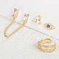 Vista macro de pendientes de ojo turco bañados en oro con circonitas y ear cuff - Juego de Cuatro Piezas Mal de Ojo con Cadena (Y25021-1) / Dorado