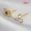Detaillierte Makroansicht der goldenen Evil Eye und Blumen-Ohrstecker mit blauen Steinen - Böser Blick Dreifaltige Blume Zweiteiliges Set (Y25021-4) / Gold
