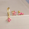 Dettaglio macro di orecchini S925 con zirconi rosa e cerchi dorati a forma di fiore - Stile Pietra a Filare Rosa (Y25027-8)