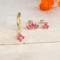 Dettaglio del set di orecchini S925 con ciondoli a corona e fiori in finitura dorata - Stile Fiore di Corona (Y25027-4)