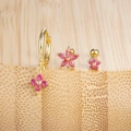 Dettaglio di orecchini S925 in oro con stelle in zircone rosa e ciondoli a fiori - Stile Petalo di Stella (Y25027-6)