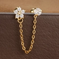 Macro-opname van goud vergulde kettingoorbellen met zirkonia bloem en stud details - Gouden Stijl (Y20421-3)