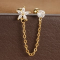 Elegante gouden bloem oorknopjes met zirkonia en verbindingsketting voor meerdere piercings - Gouden Stijl (Y20421-4)