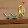 Vista macro de set de pendientes trinidad dorados con piedras turquesas sobre madera - Dorado-Azul