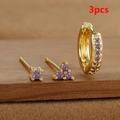 Detalle del set de 3 pendientes dorados con circonitas púrpuras en terciopelo marrón - Dorado-Púrpura