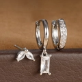 Foto macro de pendientes de circonita plateada con colgantes rectangulares y hojas finas - Juego Circonia Blanca Plata / Plateado