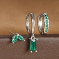 Detalle macro del set de pendientes de circón verde esmeralda con baño de plata - Juego de Zirconia Verde Plateada