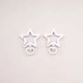 Par de cierres de mosquetón blancos con forma de estrella en aleación de zinc para DIY - 1# Estrella con Lazo / 31x41mm Grosor aprox. 3,5mm / Blanco