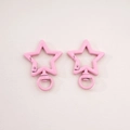 Set de dos cierres de mosquetón de metal rosa con forma de estrella para llaveros DIY - 1# Estrella con Lazo / 31x41mm Grosor aprox. 3,5mm / Rosa Claro