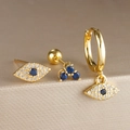 Gedetailleerd macro-beeld van de gouden Evil Eye oorbellen set met blauwe zirkoon - Boze Oog Klassieke Creolen 3-Delige Set (Y26036-4) / Goud