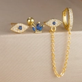Detalle macro del set de pendientes de ojo turco dorado con circón azul en terciopelo - Juego de 4 Piezas Ojo Turco Conectado (Y26036-9)