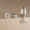 Primer plano de set de pendientes de ojo turco plateados con circonitas y piedra azul - Juego de 3 Piezas Ojo Turco Rayo (Y26036-10)