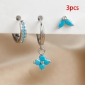Detail van de zilveren oorringen set met turkoois stenen en bloemvormige hangers - Zilver Blauw
