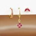 Driedelige vergulde oorbellen set met rode kristallen en bloemvormige huggie hoops - Goud Fuchsia