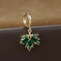 Detailaufnahme der S925-Punze auf goldenen Ahornblatt-Ohrringen mit grünen Steinen - Ahornblatt Hoop Ohrring / Gold-Grün