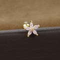 Makroaufnahme der Gold-Ohrstecker mit rosa Markis-Zirkonia-Blütenblättern und Schraubverschluss - Fünfblättrige Blumenstecker / Gold-Rosa