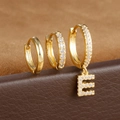 Detail van 18K vergulde S925 zilveren oorbellen met zirkoon initiaal E en kleine ringen - Letter E Stijl (Y26056-E)