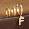 Detailoverzicht van drie gouden oorringen met F-hanger en S925 zilveren keurmerk - Letter F Stijl (Y26056-F)