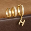 Detail van de gouden 26-letter H oorbellen set met zirkonia stenen en S925 zilveren stempel - Letter H Stijl (Y26056-H)