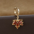 Detailaufnahme der S925-Punze am goldenen Ahornblatt-Ohrring mit orangen Zirkonia - Ahornblatt Hoop Ohrring