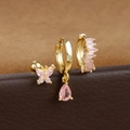 Detailaufnahme von rosa Zirkon-Ohrringen im Set mit Schmetterling und goldenem Anhänger - Gold-Rosa
