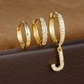 Macro detail van gouden oorringen set met kristallen inleg en letter J bedeltje graveren - Letter J Stijl (Y26056-J)