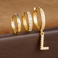 Macro-opname van S925 sterling zilveren gouden oorbellen met zirkoon en L-vormige hanger - Letter L Stijl (Y26056-L)