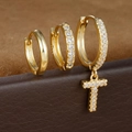Detailweergave van gouden oorbellen met T-letterhanger en fonkelende zirkonia steentjes - Letter T Stijl (Y26056-T)