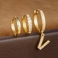 Detail van de gouden S925 oorbellenset met een hangende bedel in de vorm van letter V - Letter V Stijl (Y26056-V)