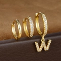 Macrodetail van gouden S925-oorbellen met zirkonia en een hanger met de letter W - Letter W Stijl (Y26056-W)