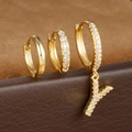 Detailweergave van gouden letter Y oorbellen set met zirkonia en gepolijste oorringen - Letter Y Stijl (Y26056-Y)