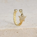 Nahaufnahme goldene Ohrmanschette Stern mit Zirkonia-Inlay und gedrehter Textur - Pave Stern Stil (E1685 Gold)