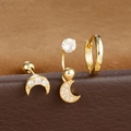 Détail macro du lot de boucles d'oreilles lune dorées avec zircone et anneau lisse - Forme de Lune - Or