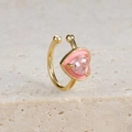 Detail der rosa Herz-Ohrklemme mit Zirkonia-Stein und Gold-Finish auf Steinfläche - Rosa Herz Stil (E1687 Gold)