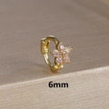 Makro-Detail des 6mm kleinen Gold-Blumenohrrings mit funkelnden rosa Zirkonia-Steinen - 6mm / Gold-Rosa