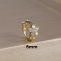 Detail einer 6 mm vergoldeten Ohrmanschette mit Zirkonia-Blume und Klickverschluss - Mikro-gesetzter Blumenstil (Y26080) / 6mm / Gold-Weiß