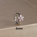 Detail eines 6mm silbernen Ohrmanschetten mit rosa Zirkonia im Blumendesign - Mikro-gesetzter Blumenstil (Y26080) / 6mm / Silber-Rosa