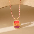 Vue détaillée du pendentif tarot plaqué or avec texte Love is the Answer et zircons - Style Amour Dégradé Rouge-Violet / Amour