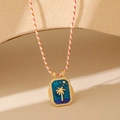 Détail du pendentif tarot palmier doré avec émail bleu et bordure de cristaux fins - Style Palmier Bleu / Collier Espoir Style B (XLW332-B)