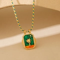 Détail du collier tarot avec pendentif palmier doré et cordon tressé coloré - Style Palmier Vert Foncé / Collier Espoir Style A (XLW332-A)