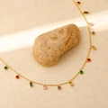 Détail d'un collier plaqué or avec pendentifs en zircone colorés et breloques de luxe - Collier Or
