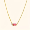 Collier minimaliste en or avec pendentif rectangulaire en pierre rose sur chaîne fine - Juillet